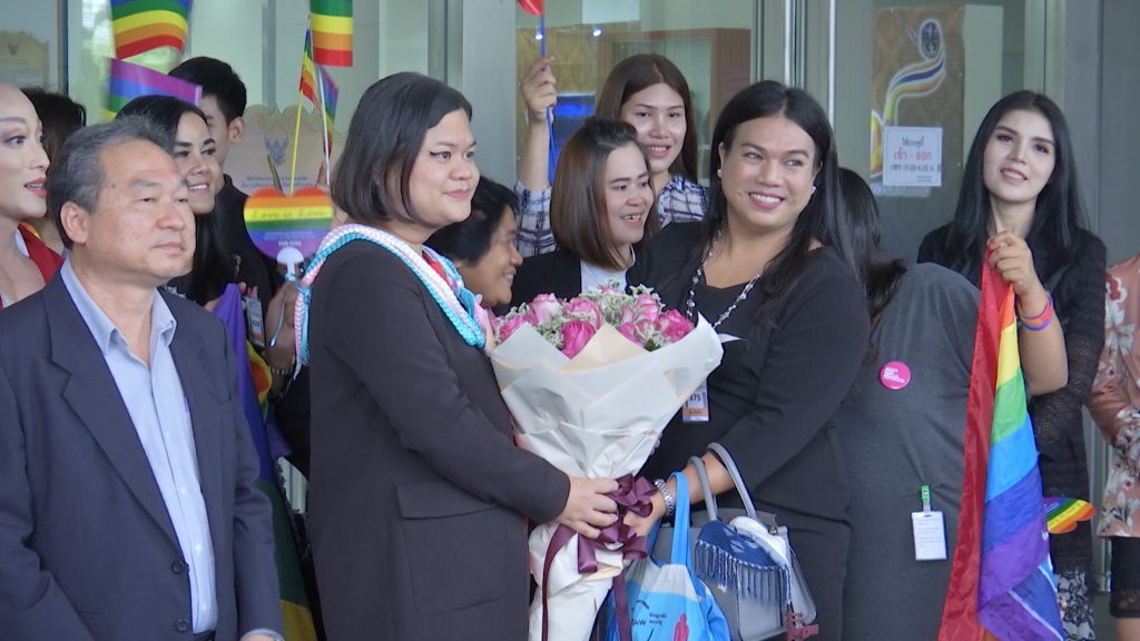 อีกหนึ่งตัวอย่างของคนข้ามเพศที่ถูกสังคมกระทำ ในกรณีการถูกมหาวิทยาลัยธรรมศาสตร์ไม่จ้าง ซึ่งได้ต่อสู้จนประสบความ