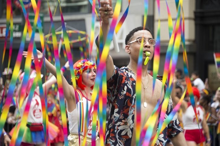 “เลิฟวิน (Love wins) ความรักชนะทุกอย่าง” เสียงตะโกนจากผู้คนและริ้วขบวนพาเหรดดังกึกก้องไปทั่วใจกลางเมืองหลายเเห